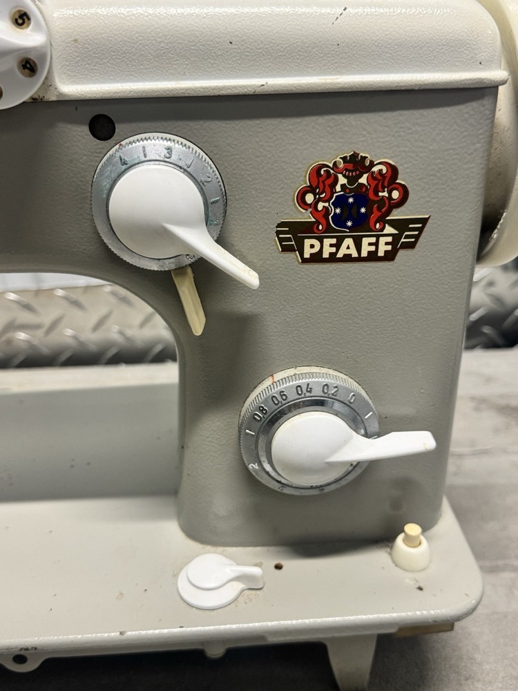 Vintage PFAFF 262 Sewing Machine