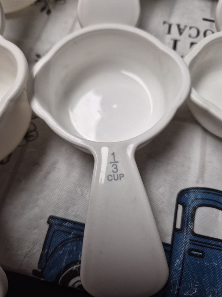 Set of 6 Tupperware Measuring Cups Stackable Curved Handle Double Spouts White