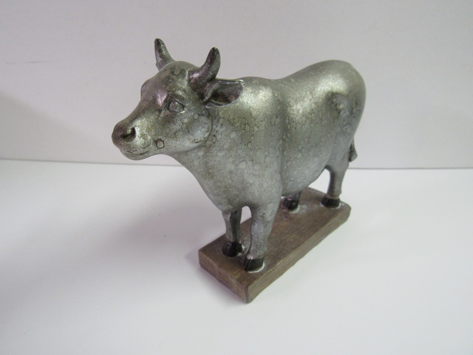 New Cow Figurine 2472350 Cast Resin Free Shipping
