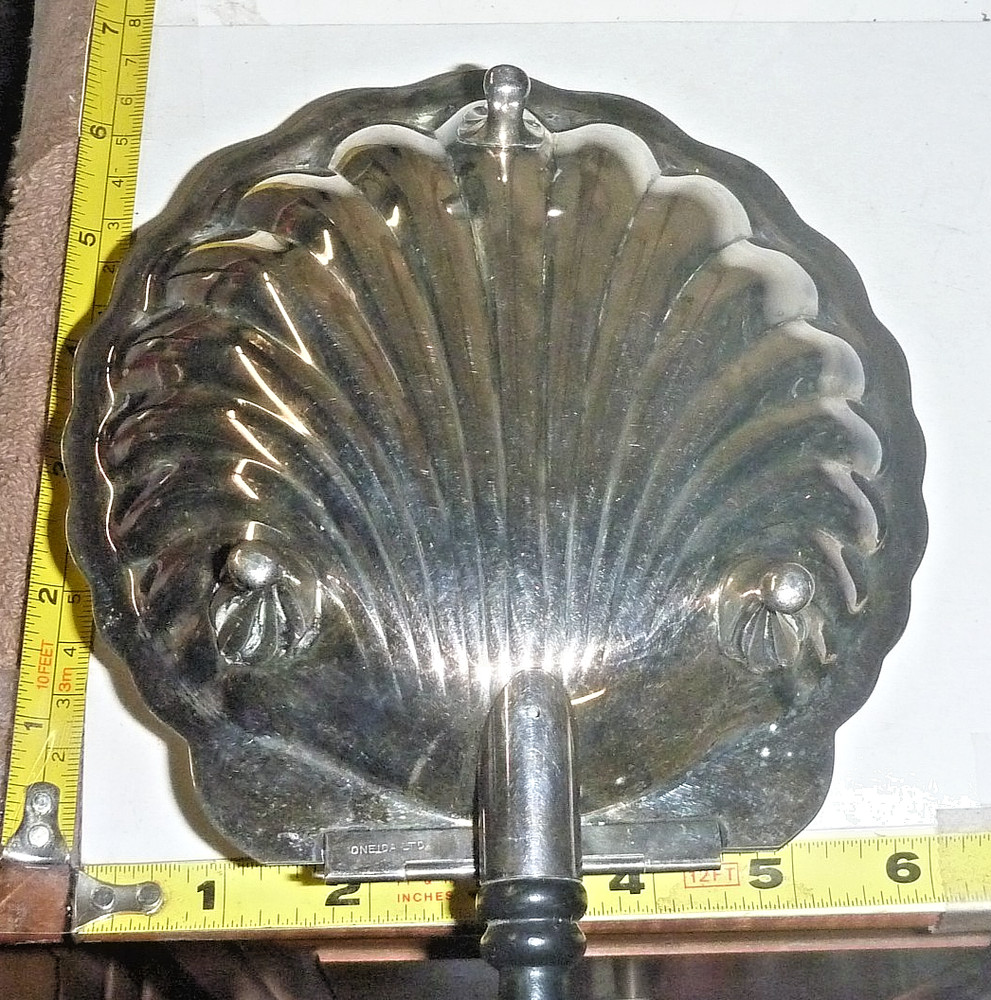 Vtg Oneida Silver Plate Clam Shell Tri-Footed Crumb Catcher/Silent Butler