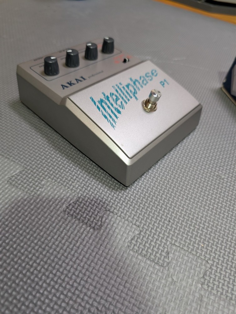 AKAI Intelliphase P1 Analog Phaser - Vintage Dynamic Touch Phasing Effect