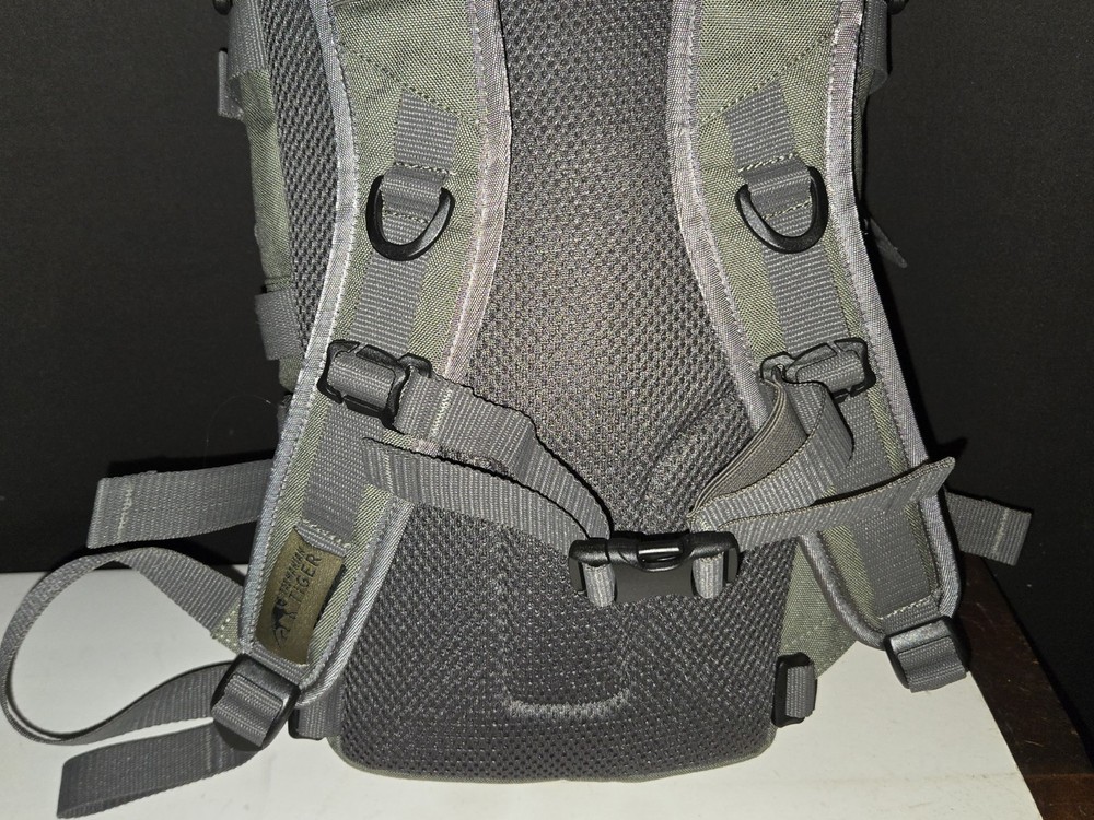 Tasmanian Tiger Essential Pack MKII Green Molle System Patch Holder Hand Loop