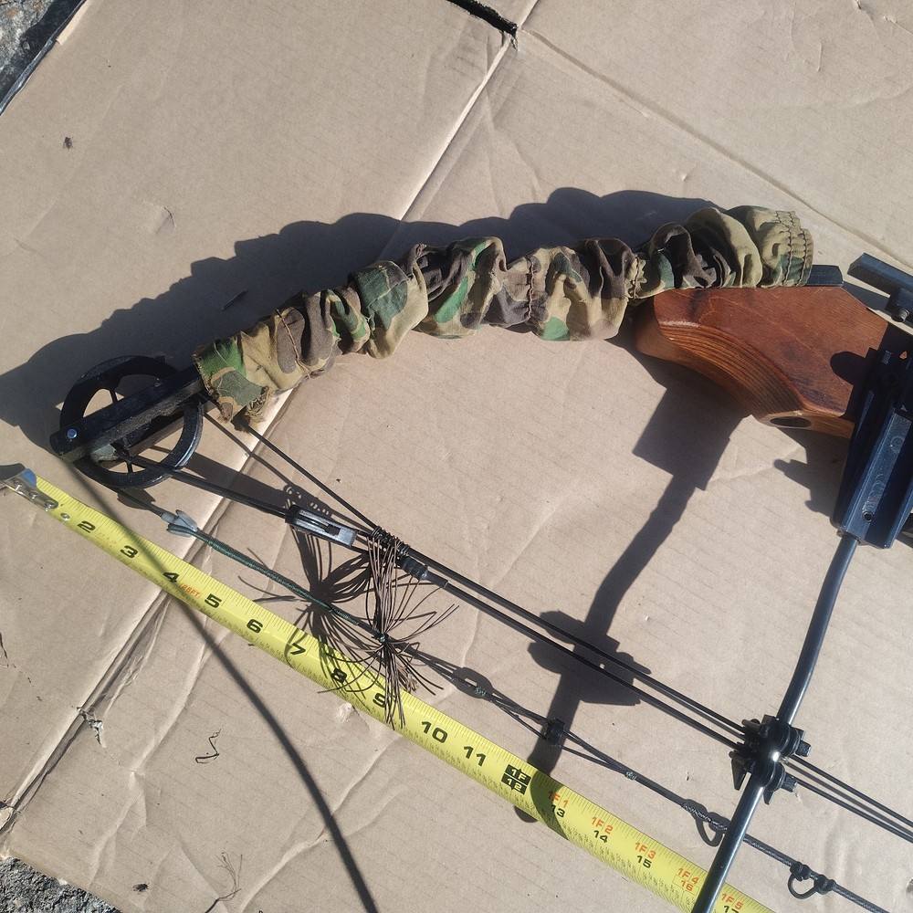 Martin Archery Compound Bow with 4 aiming posts, Saunders damper & arrow guide