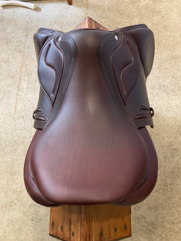 Super Comfy 17" Devoucoux Lab saddle with stirrup leathers