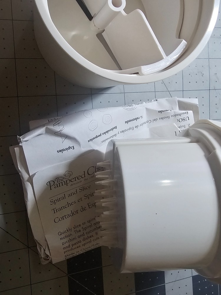 Pampered Chef measuring cup and chopper