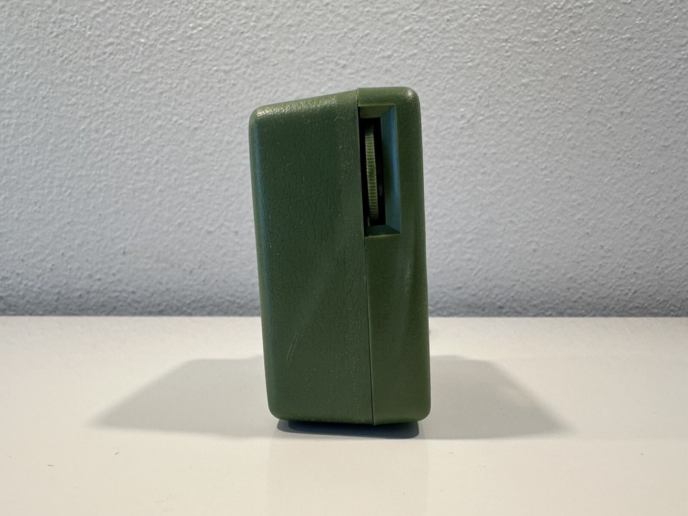 VINTAGE *NEW MUSTANG AM Micro Solid State Transistor Radio-Green