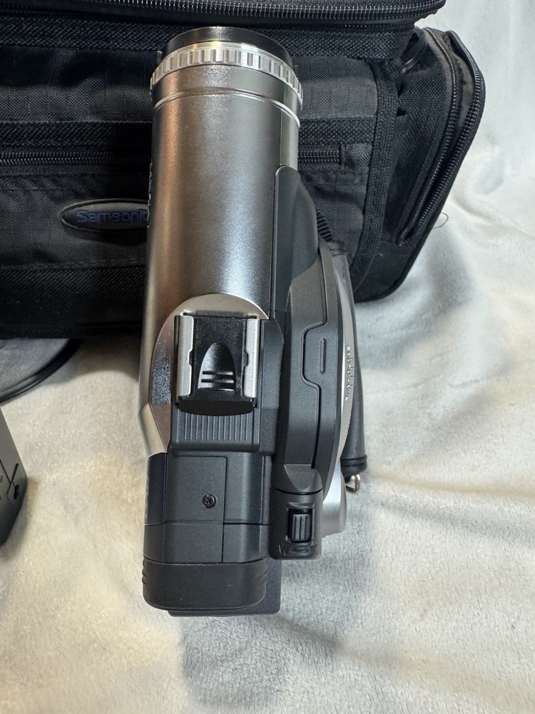 Hitachi DZ-MV380A DVD Camcorder, Bundle
