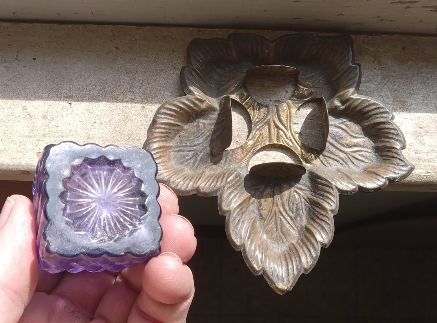 1890s AMETHYST GLASS SWIRLED CUBE INKWELL WITH OWL ON LID BRASS LEAF BASE