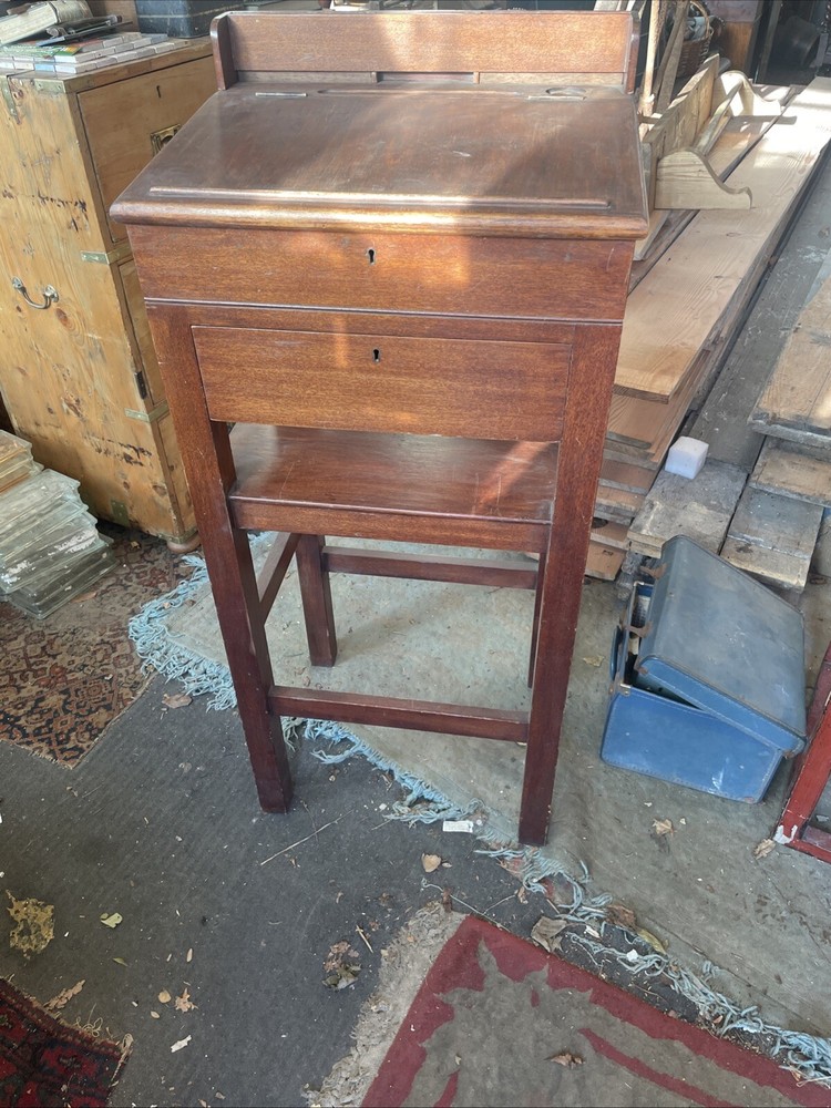 A Lecturn /desk