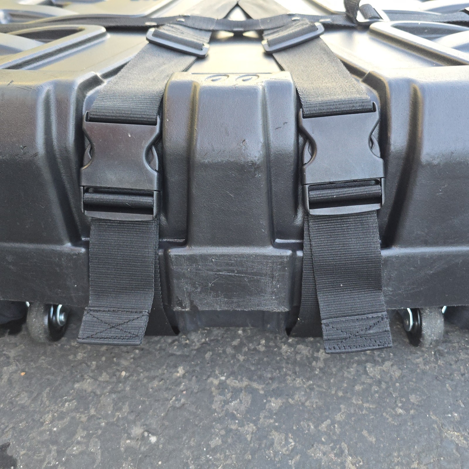 Thule Roundtrip Transition Hard Bike Travel Case - lightly used, straps, wheels