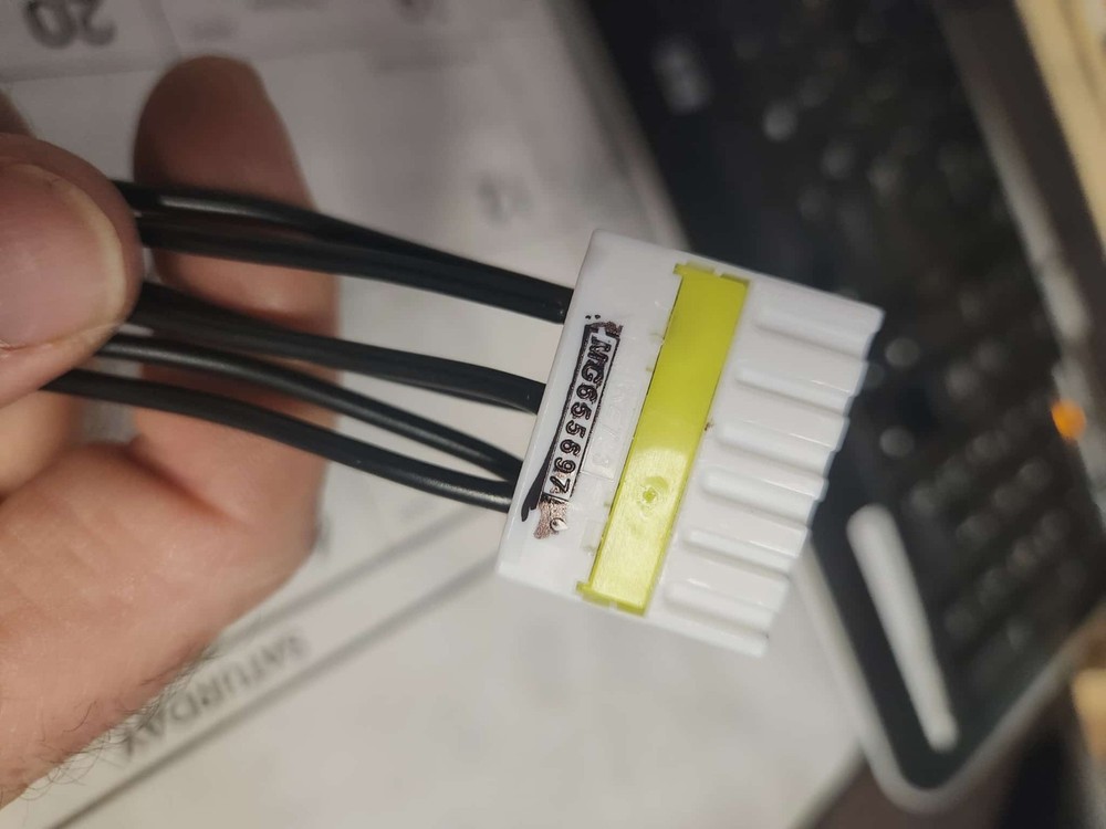 MG655697 KIA Connector