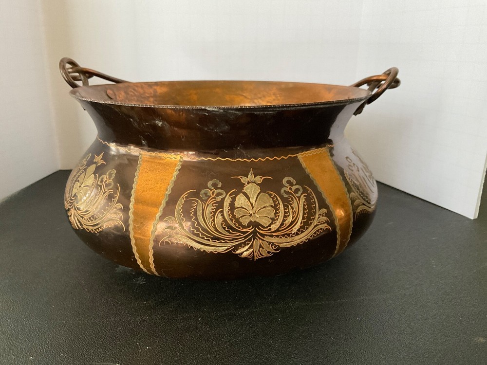 Vintage  Copper Pot   Beautiful etchings