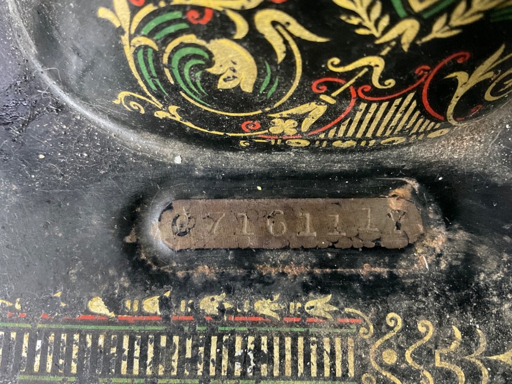 VINTAGE SINGER SEWING MACHINE
