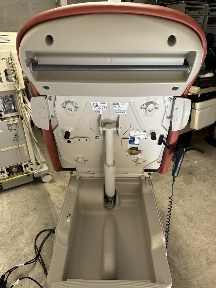 Midmark 623-007 Barrier Free Power Exam Table w/Hand Controller