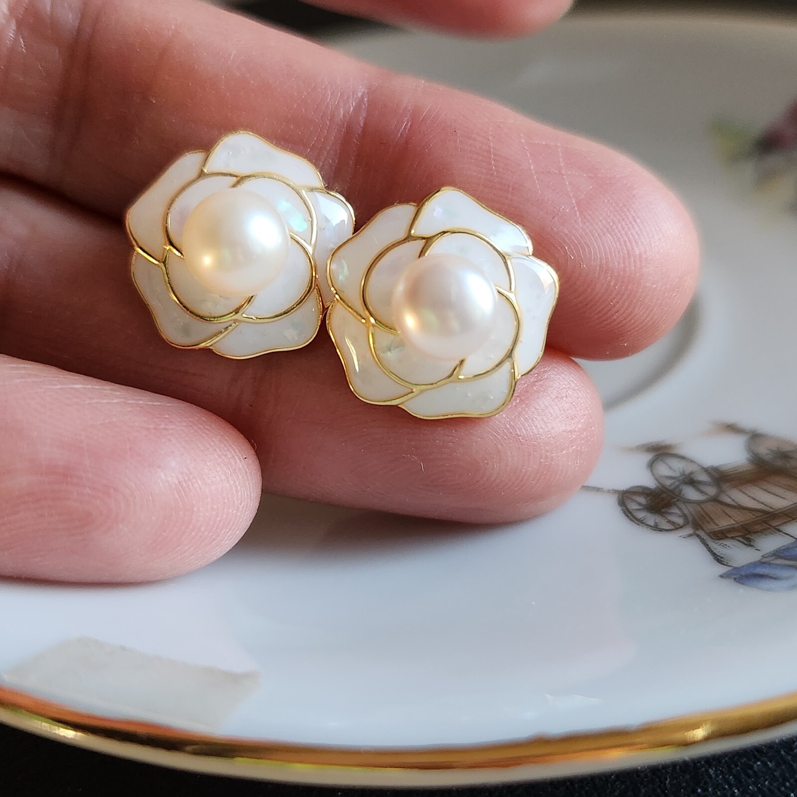 Natural 6mmPearl Mother-of- Pearl Flower Stud Earrings Yellow Gold-Plated Silver