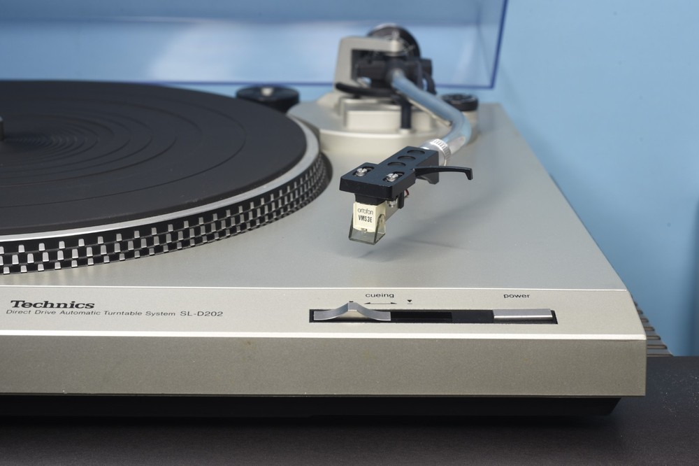Technics SL-D202 Direct Drive Automatic Turntable System Ortofon VMS3E Cartridge
