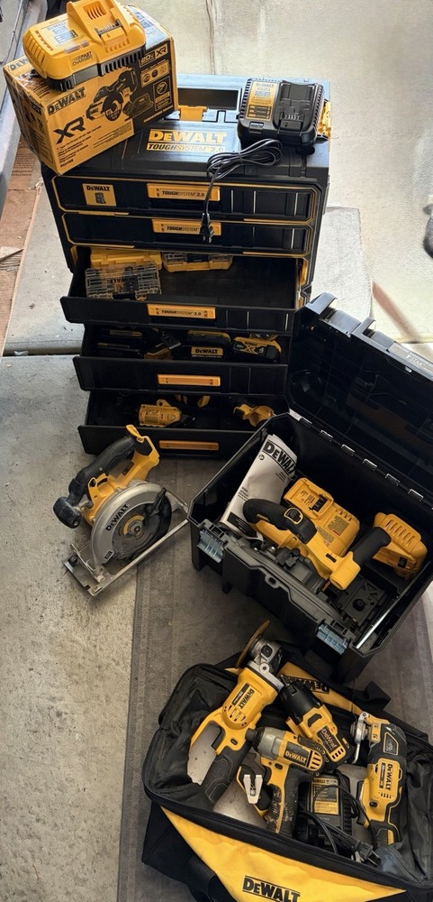 DEWALT cordless ultimate set stackable tool box (35 items) 13 different tools