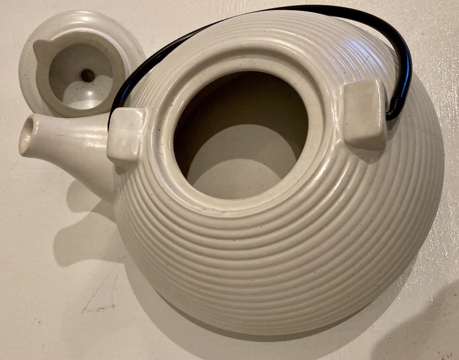 DesignPac Modern Ribbed Cream Cloud Stoneware Teapot Metal Handle