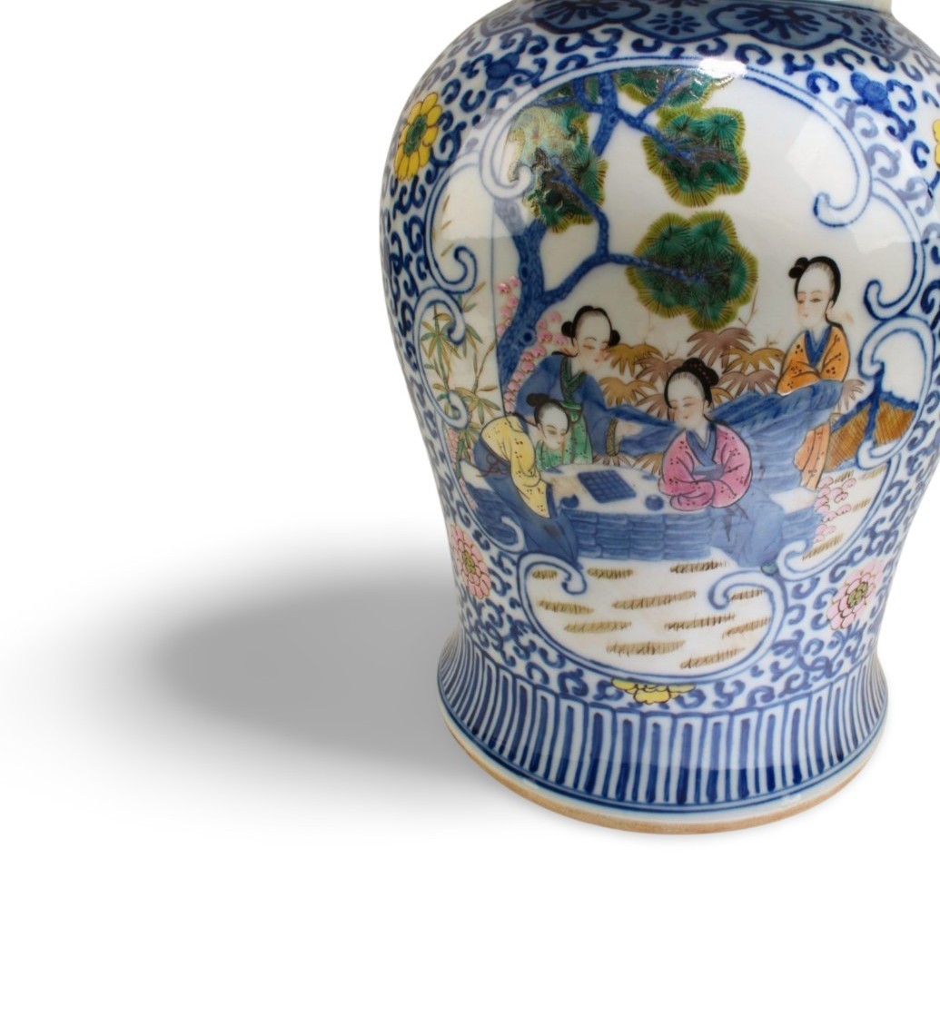Chinese Porelain Jar with lid. 'QianLong' mark at base
