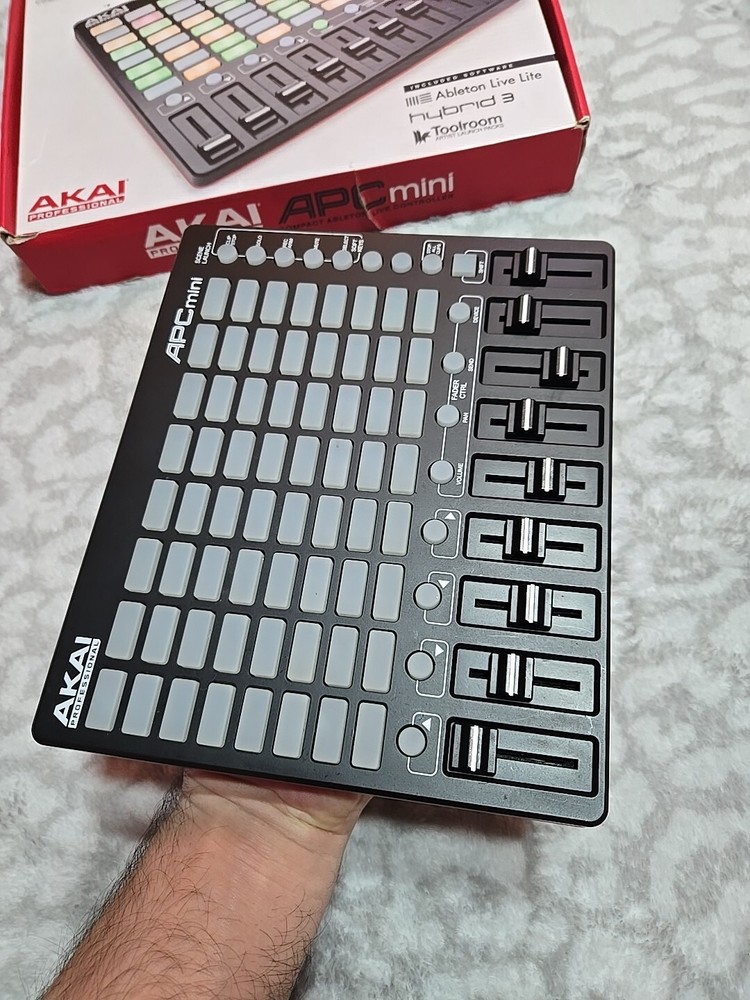 AKAI PROFESSIONAL mini Multifunctional Compact Ableton Live Controller Hybrid 3