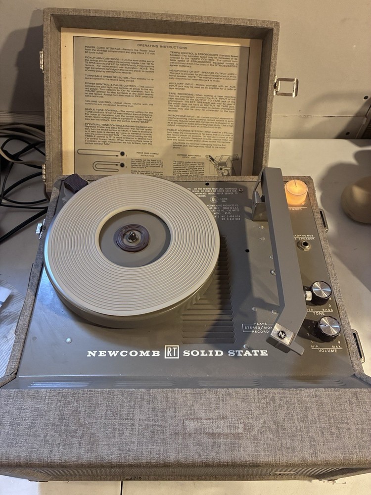RARE Vintage Newcomb Portable Turntable Solid State Suitcase Record Player RT 15