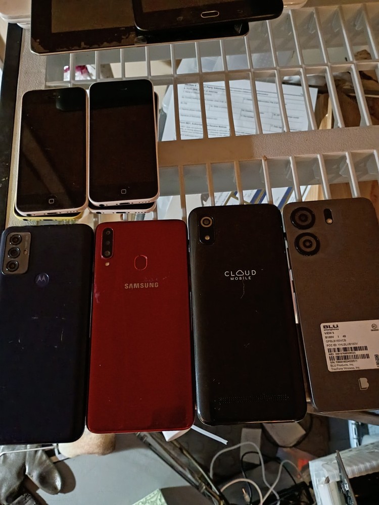 ELECTRONICS LOT IPHONES ANDROIDS IPADS IPODS AND MORE