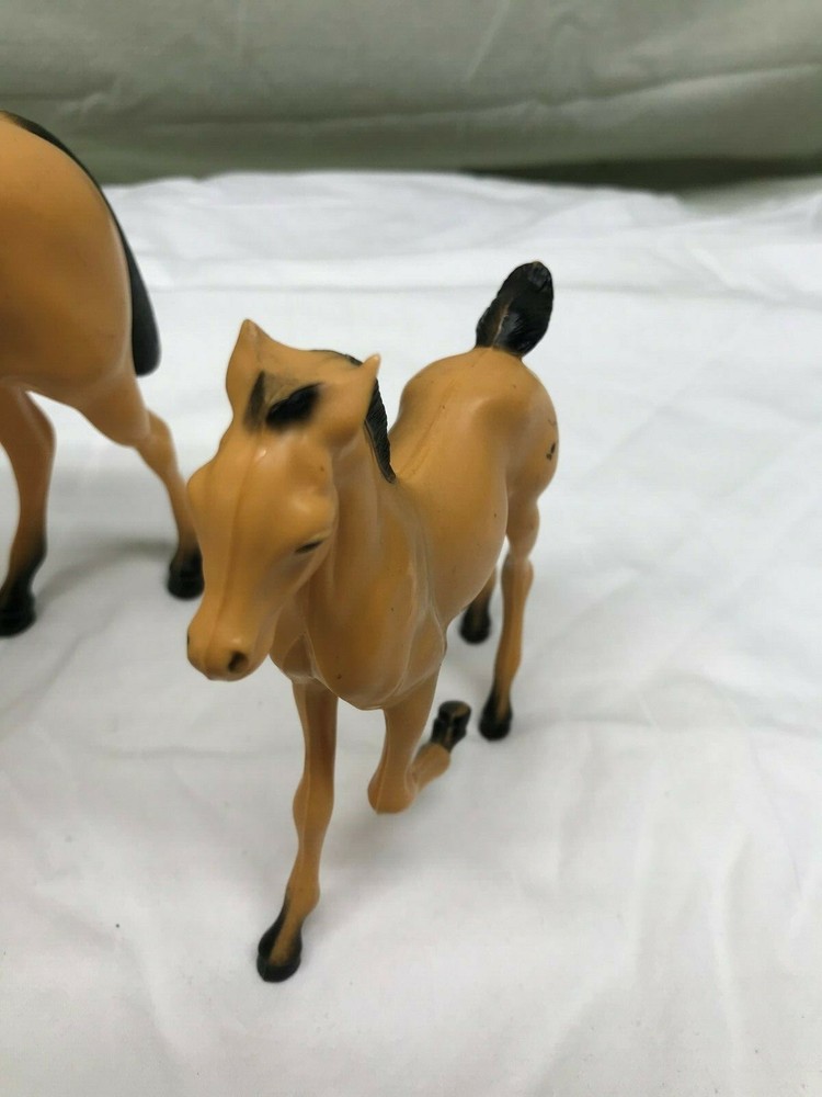 Hartland 7" Mare & Foal very nice pair