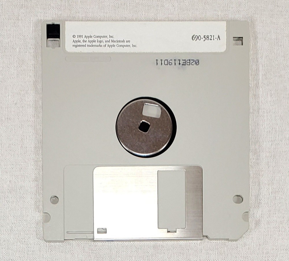6 Apple Macintosh System 7 - 3.5” Floppy Disks, Tidbits Install 1&2 Fonts Tools