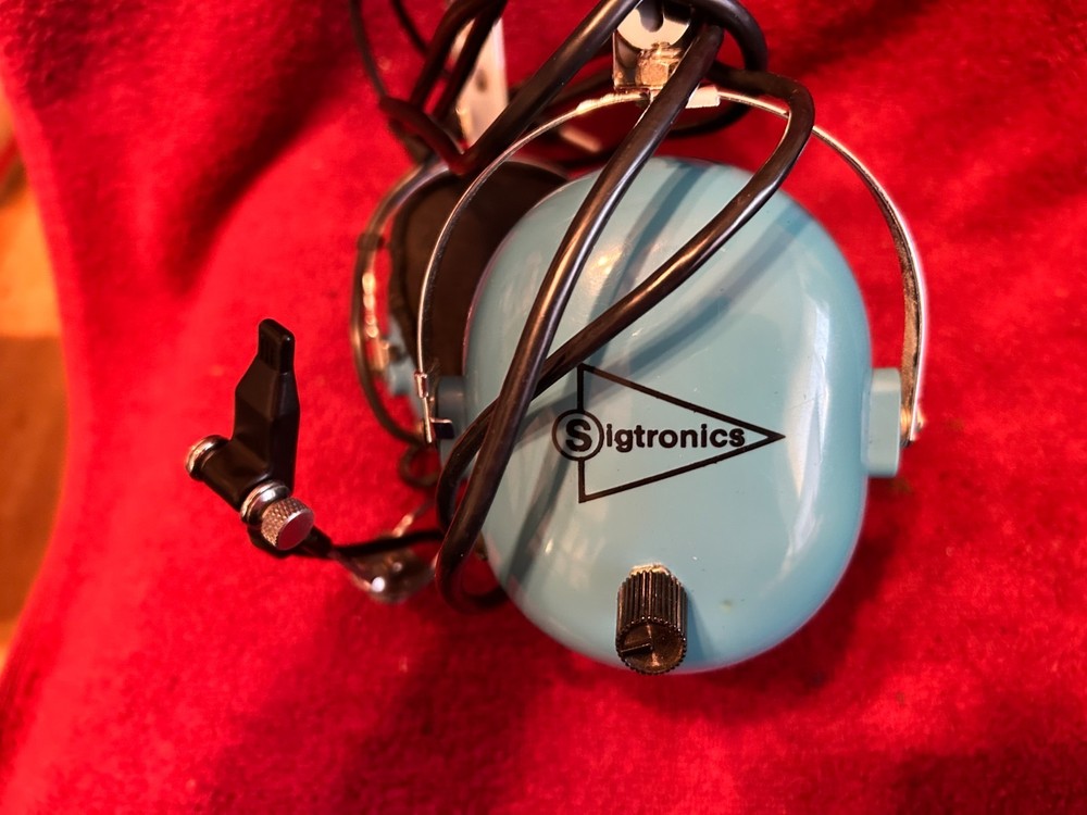 SIGTRONICS S-40 AVIATION HEADSET WITH CARRYING CASE