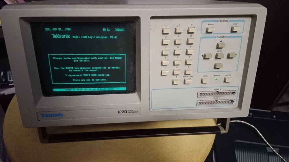 Tektronix 1220 Logic Analyzer