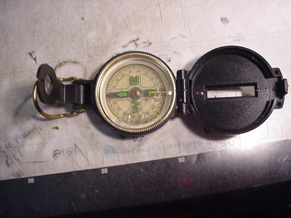 NICE ENGINEER DIRCETIONAL COMPASS 2 1/8 INCH ACROSS.