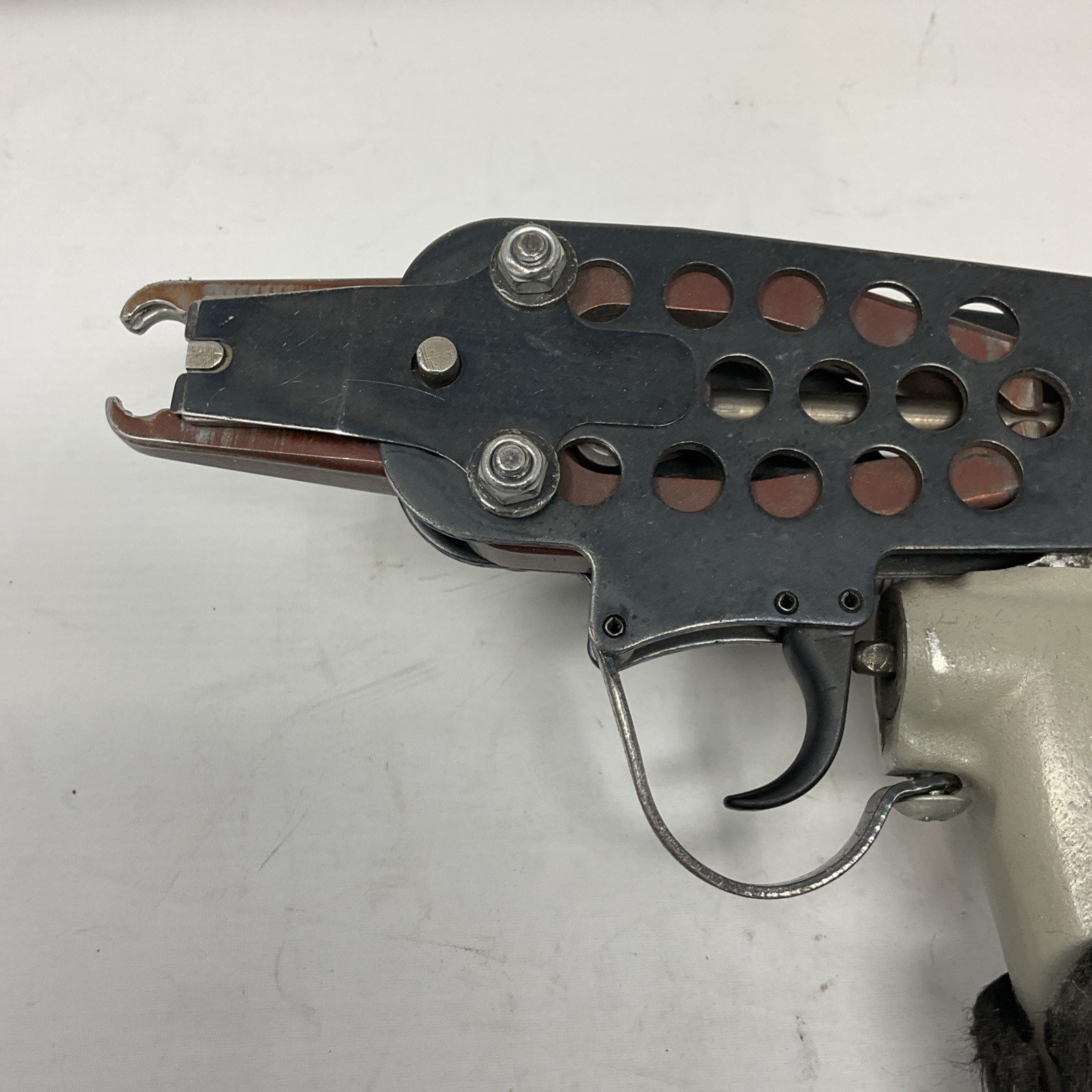 WOODPECKER C-7EA 15 Gauge Pneumatic Hog Ring Gun 3/4-Inch with Slim Long Nose