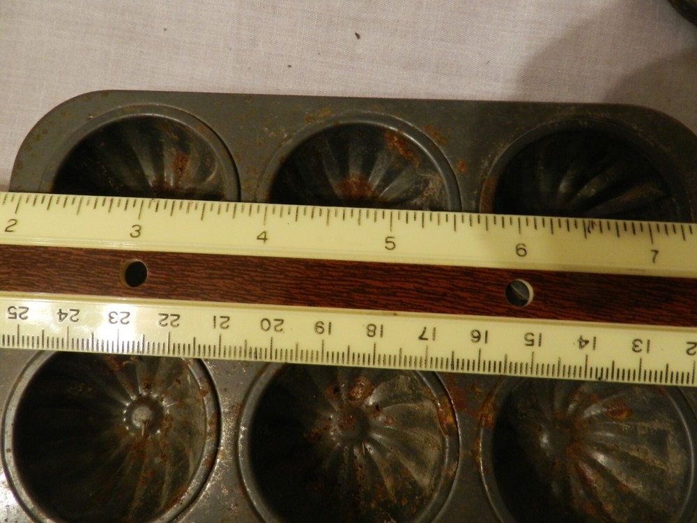 vintage small 2 muffin/cornbread florette pans metal