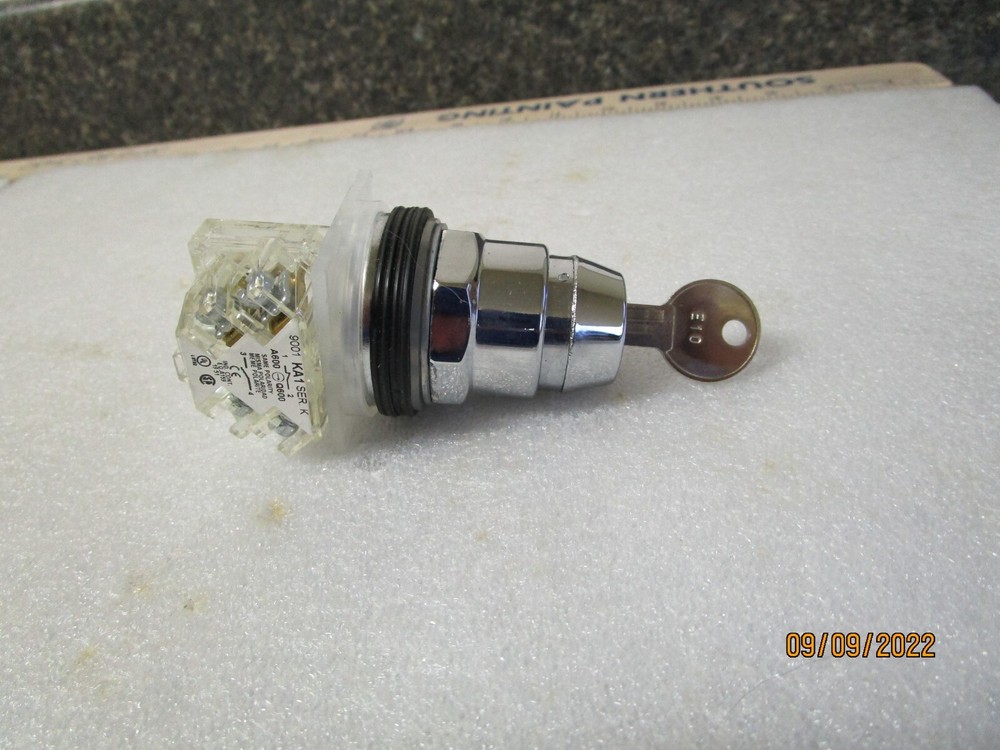 NEW Square D 2 Position Selector Switch Head Manual Return with KA1 Contact Bloc