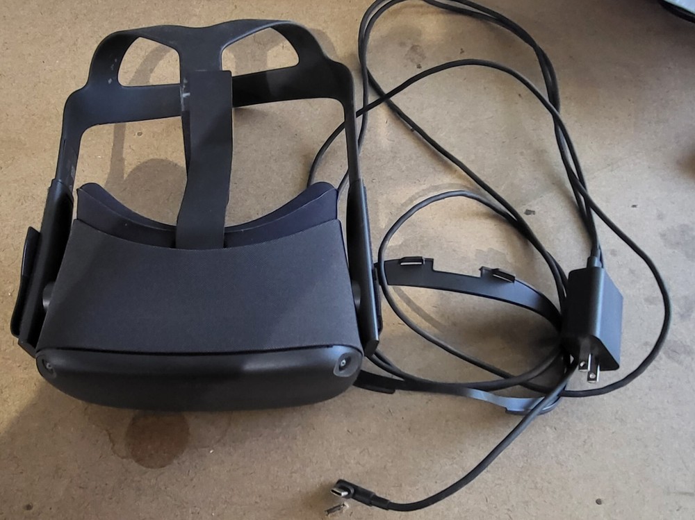 Used Good Condition Oculus Quest 1st Generation 64GB VR Headset No Controller