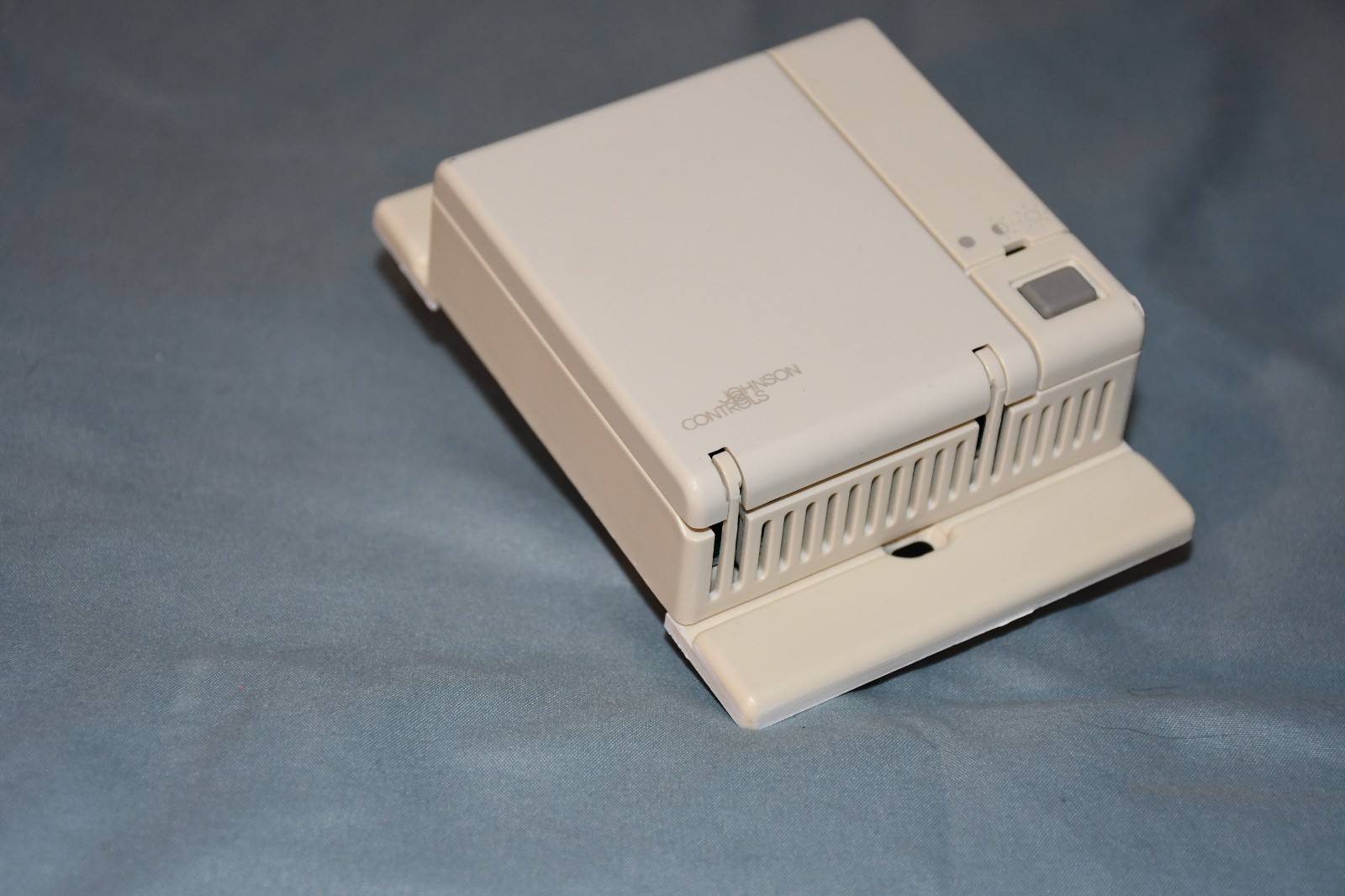 Johnson Controls Metasys Temperature Sensor/​Controller TE-67NP-1N00 Rev B