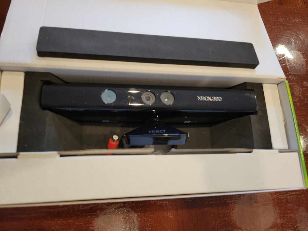 Microsoft Kinect for Xbox360 in Box with Game