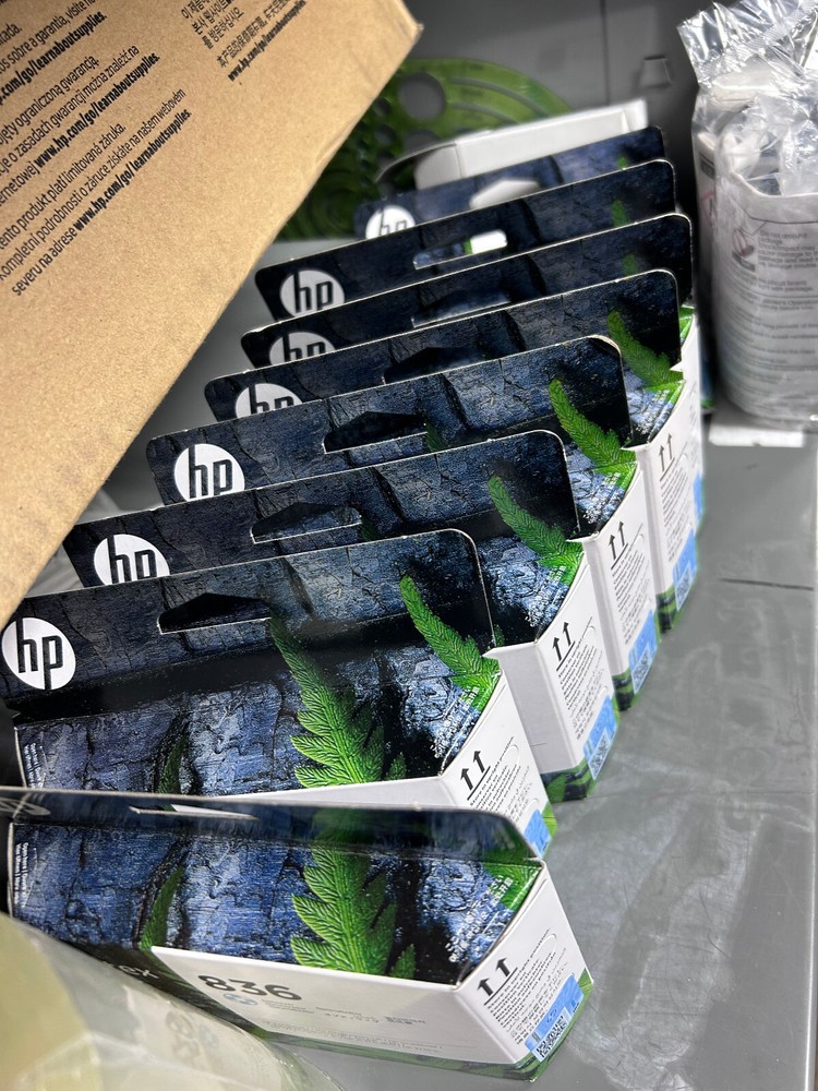 HP Latex 700W (white) 64" Digital Pkg - *PLUS Bonus INKS Excellent Condition