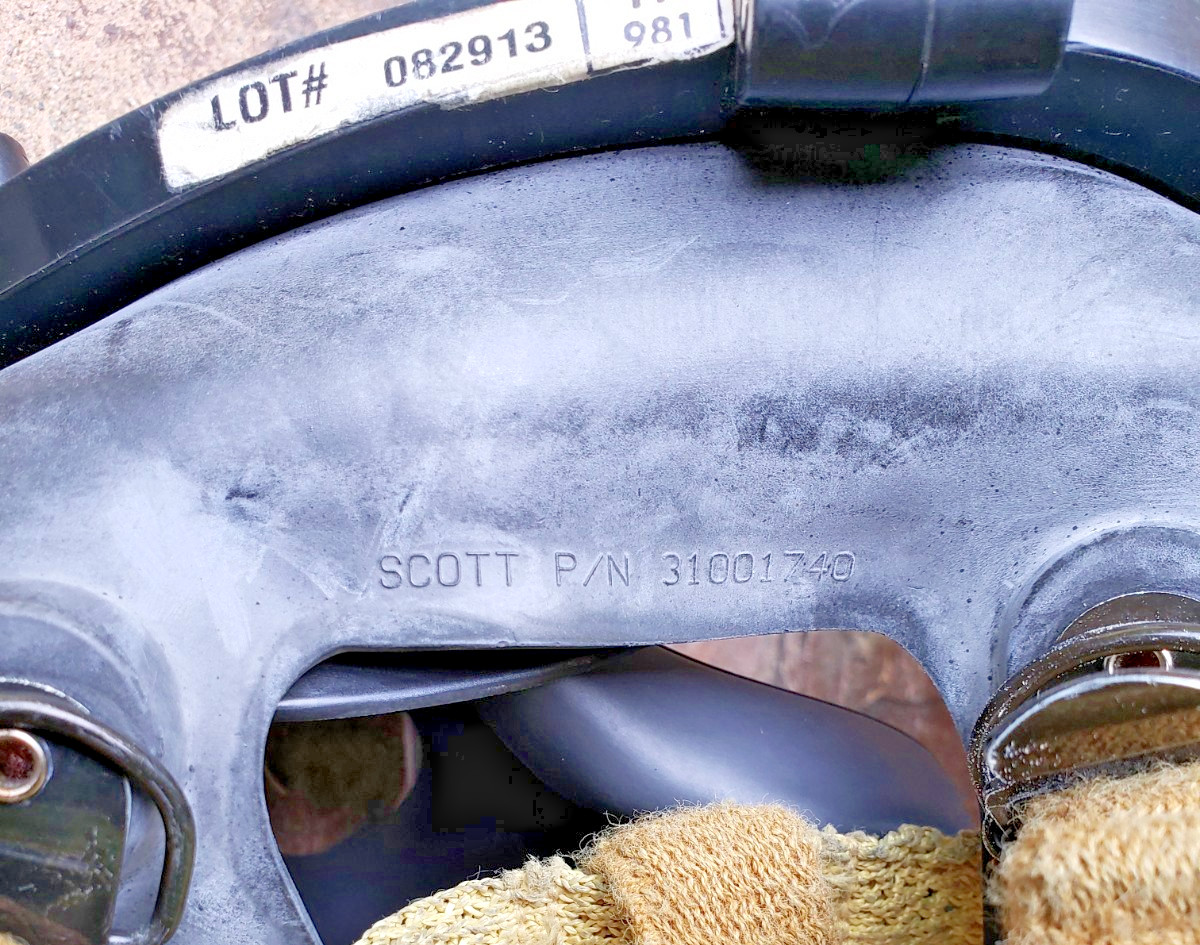 Scott AV-3000 Sureseal 805774-82 Full Face Respirator -Size: MEDIUM