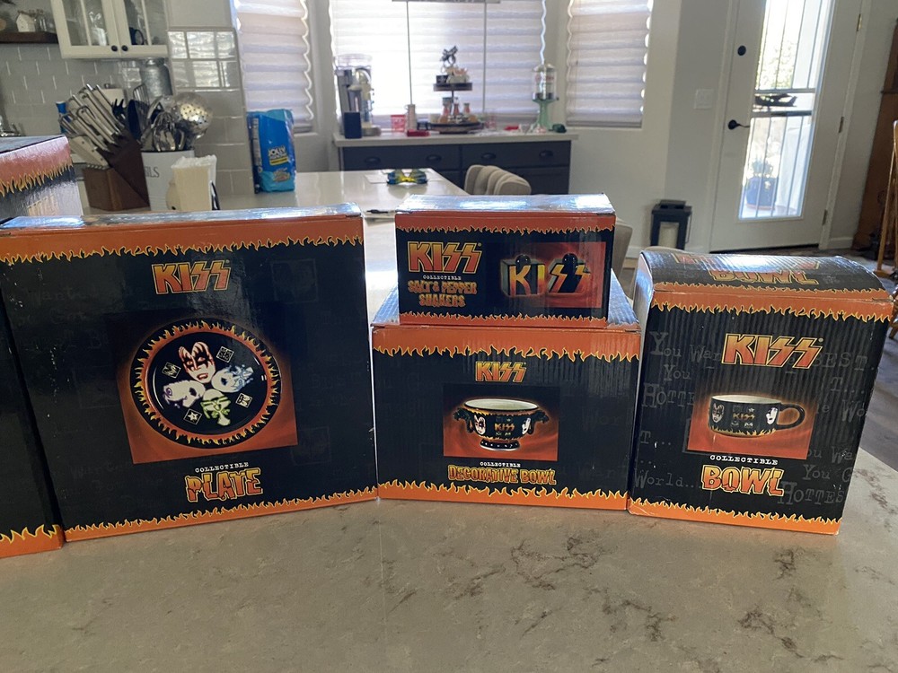 KISS/SPENCER GIFTS COMPLETE DINNERWARE SET PLUS EXTRA OVERSIZED MUG - 8 PIECES