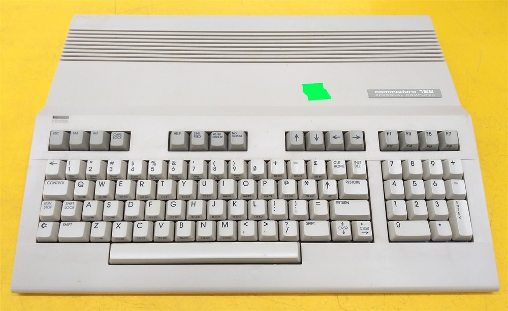 ⭐️⭐️⭐️⭐️⭐️ Vintage Commodore 128 C128 Computer w Power Supply & System Disks