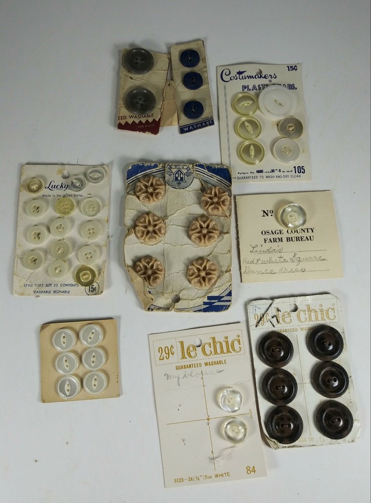 LOT VINTAGE PLASTIC BUTTONS Pre-Owned