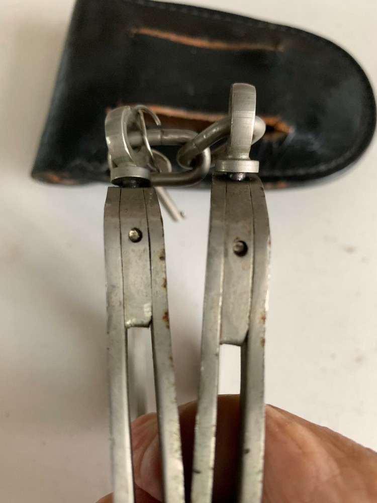 OLD HAND CUFFS W/KEY AND CASE