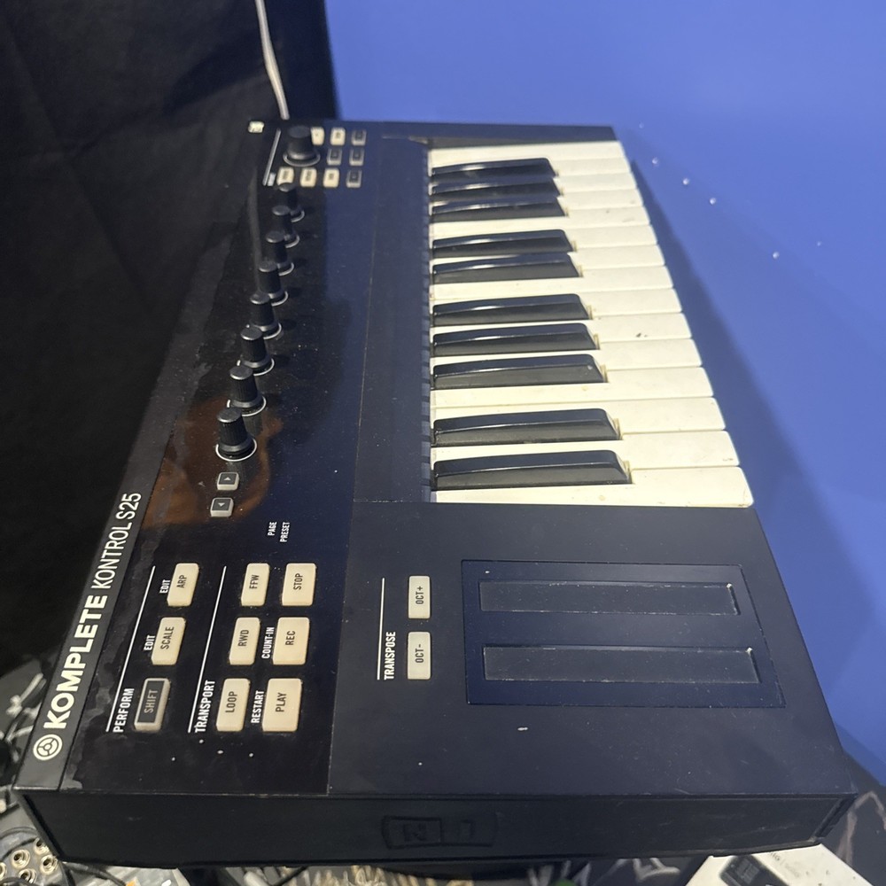 Native Instruments Komplete Kontrol S25 Mk2 with power supply