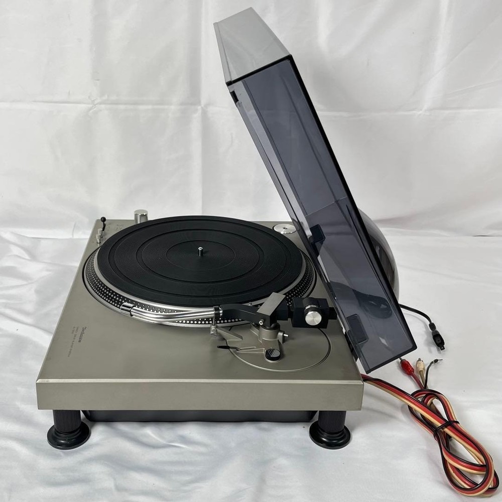 Technics SL-1200 First Generation Direct Drive Turntable Working