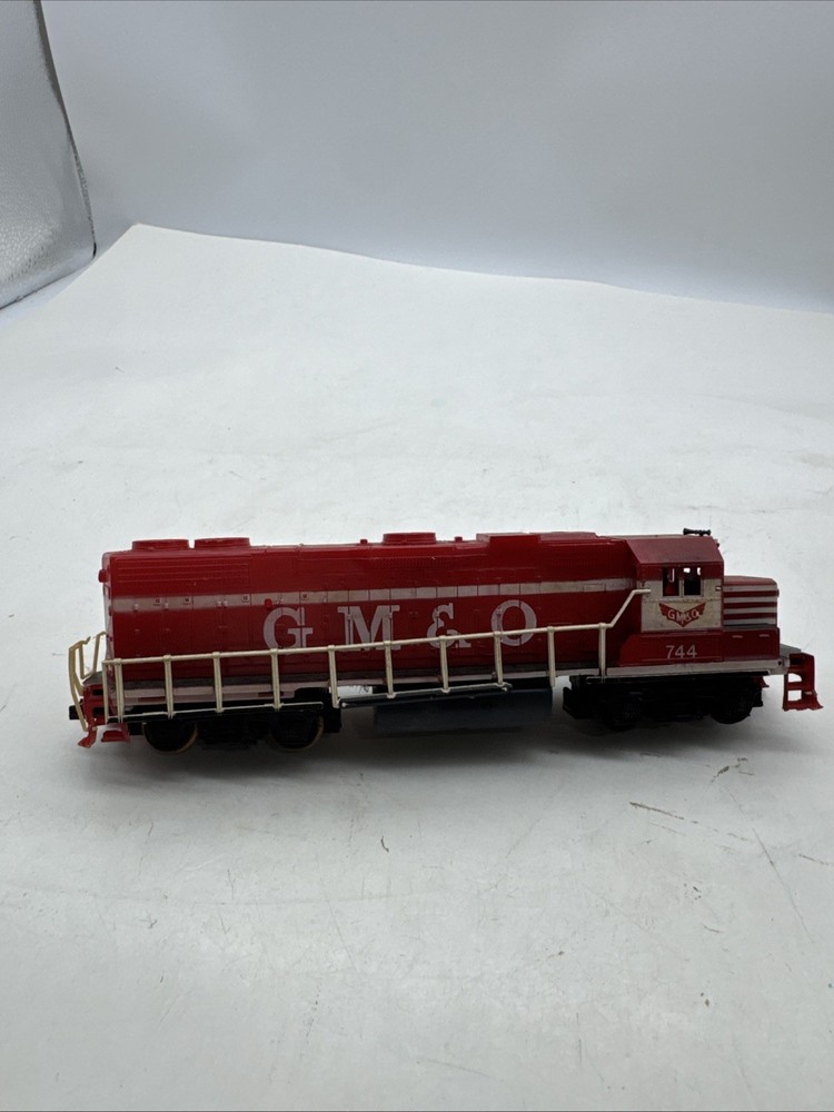 Lifelike G M & O HO Scale Engine(Red)