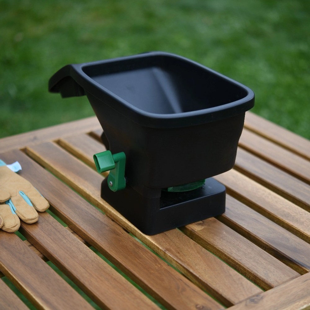 6 lb Capacity Handheld Broadcast Spreader