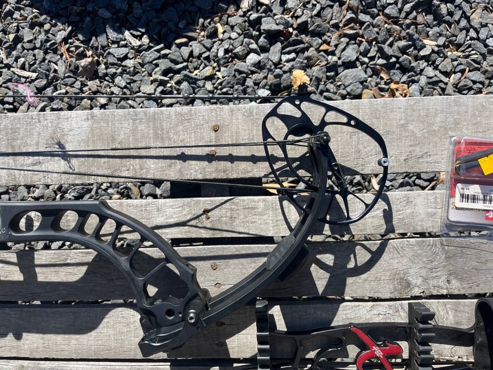 pse full throttle 70lb/29in draw compound bow with extras