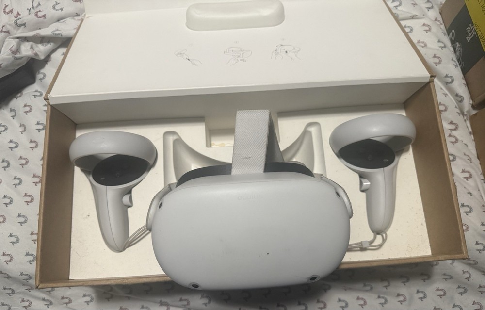 Oculus Quest 2 Virtual Reality Headset White with Controllers Tested Working