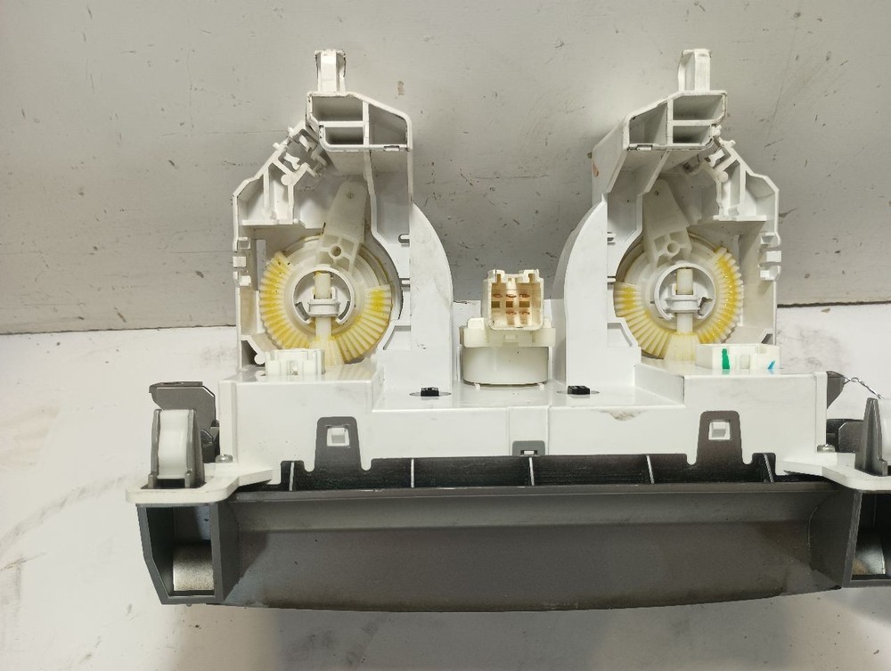 Dash Temperature Control from 2010 Mazda 3 12106617
